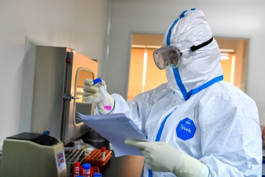 On January 30, 2020, at the Center for Disease Control and Prevention of Changxing County, Huzhou City, Zhejiang Province, “fully armed” test personnel were busy. Reagent preparation, nucleic acid extraction, nucleic acid amplification, nucleic acid detection, report analysis and other tests were carried out in an orderly manner. (Photo by Tan Yunfeng from People’s Daily Online)