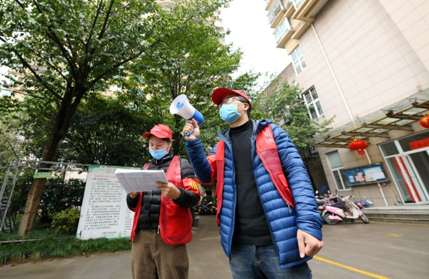 On February 4, 2020, in a community in Nanfeng Street, Xianju County, Zhejiang Province, volunteers are using small speakers to publicize epidemic prevention knowledge. (Photo by Wang Huabin from People’s Daily Online) On February 4, 2020, in a community in Nanfeng Street, Xianju County, Zhejiang Province, volunteers are using small speakers to publicize epidemic prevention knowledge. (Photo by Wang Huabin from People’s Daily Online)