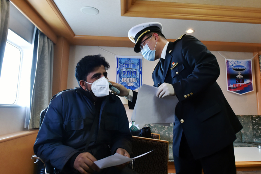 A customs officer in Changzhou, east China’s Jiangsu province measures temperature for a foreign mariner, Jan. 30, 2020. Since China started the control and prevention of the novel coronavirus, the customs department of Changzhou resumed the health declaration form procedure and reinforced temperature monitoring and medical checks for entry-exit personnel. So far, 183 personnel on 9 vessels have been examined in total at waterway ports alone. (Photo by Xia Chenxi, People’s Daily Online)