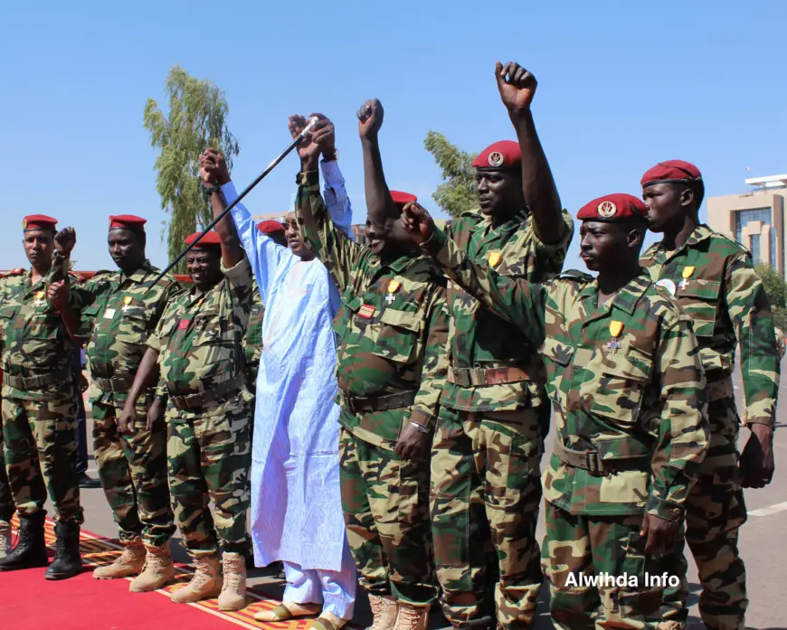 Le président Idriss Déby lors d'une décoration d'officiers des forces armées en 2015. Illustration. © Alwihda Info