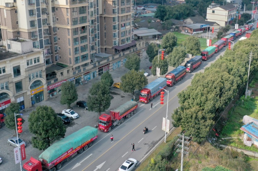 On February 6, in Shou’an Town, Pujiang County, Chengdu City, Sichuan Province, a convoy full of donated materials set off for Wuhan. (Photo by Yu Lingfang / People’s Daily Online)