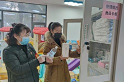 Staff members check medical materials for epidemic prevention and control in Badali community in Jianghan district, Wuhan, central China’s Hubei province. The community has opened a counter supplying epidemic prevention and control materials, and arranged staff to deliver the materials to the residents in need. (Photo by Li Changlin/People’s Daily)