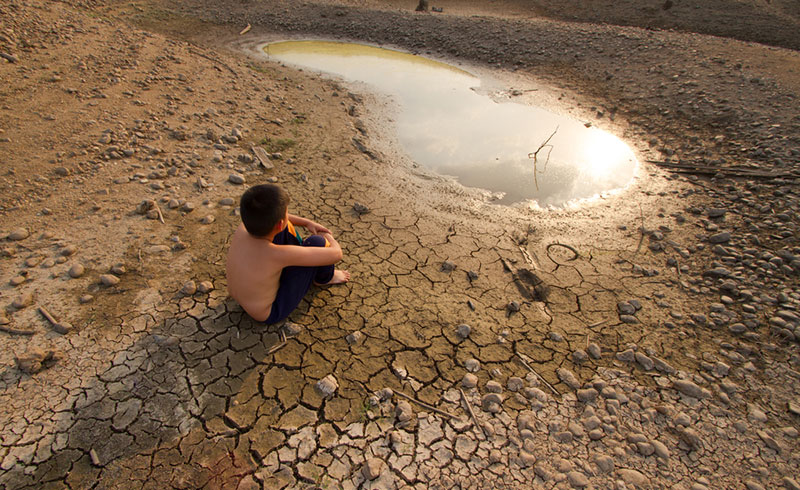 En alimentant la crise climatique, l’industrie fossile bafoue un peu plus encore les droits humains. Illustration. © DR