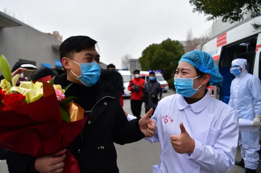 A patient, previously infected with the novel coronavirus, is discharged on Feb. 6 from the Second People’s Hospital in Fuyang, east China’s Anhui province. Four patients were discharged from the hospital on the same day, marking the second batch cured by the hospital. Photo by Dai Wenxue/ People’s Daily Online