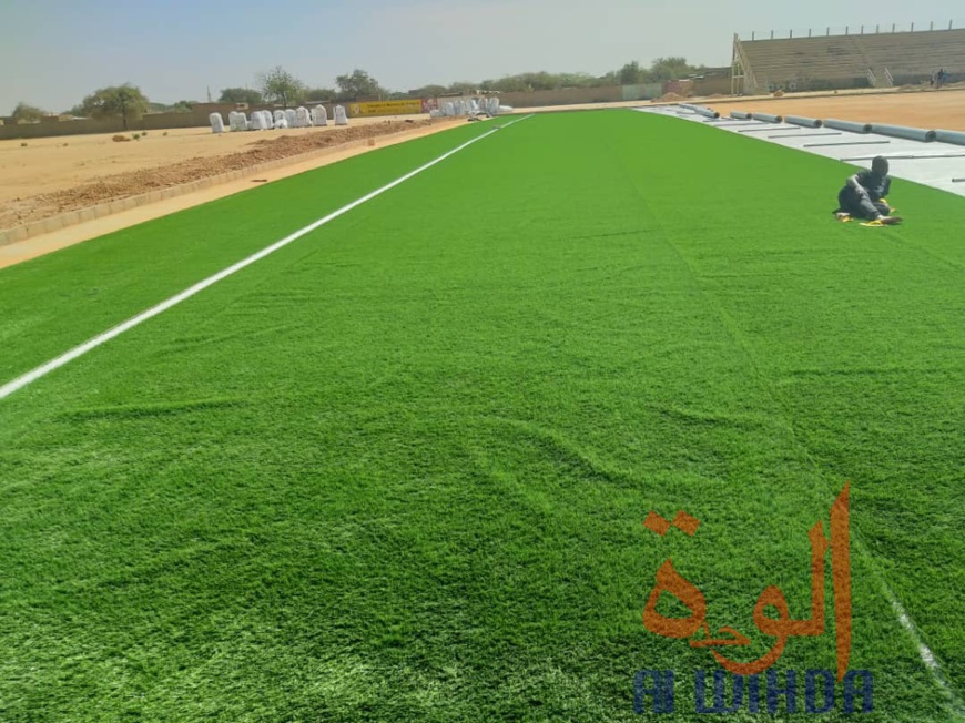 Le début de l'installation de la pelouse synthétique du stade d'Abeché, lundi 17 février 2020. © Hamid Mahamat Issa/Alwihda Info Le début de l'installation de la pelouse synthétique du stade d'Abeché, lundi 17 février 2020. © Hamid Mahamat Issa/Alwihda Info