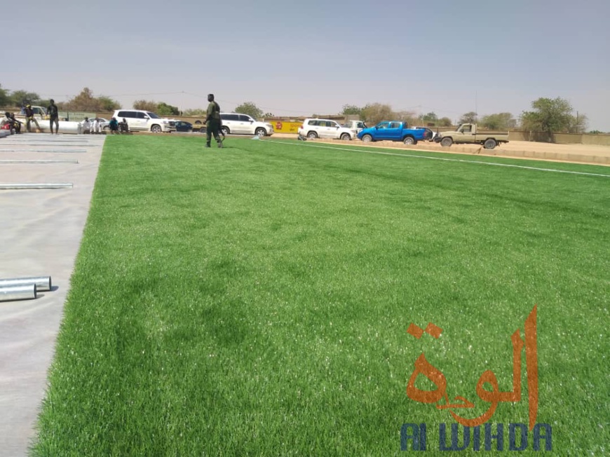 Le début de l'installation de la pelouse synthétique du stade d'Abeché, lundi 17 février 2020. © Hamid Mahamat Issa/Alwihda Info Le début de l'installation de la pelouse synthétique du stade d'Abeché, lundi 17 février 2020. © Hamid Mahamat Issa/Alwihda Info