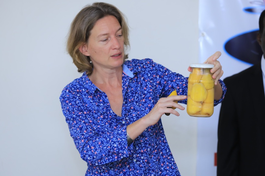 Veerle Van Waesberghe, chargée de mission du PROFIAB II, présente des pommes d'anacarde mises en conservation Veerle Van Waesberghe, chargée de mission du PROFIAB II, présente des pommes d'anacarde mises en conservation