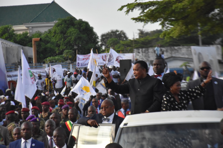 Le couple présidentiel accueilli avec enthousiasme à Pointe-Noire. Le couple présidentiel accueilli avec enthousiasme à Pointe-Noire.