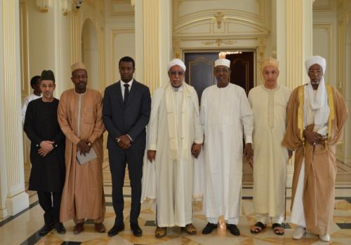Tchad : le khalife général de la confrérie Tidjania reçu à la Présidence. © PR Tchad : le khalife général de la confrérie Tidjania reçu à la Présidence. © PR