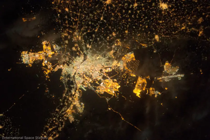 Cette photo du Caire vu de l’espace capture les rives scintillantes du Nil la nuit (Station spatiale internationale)