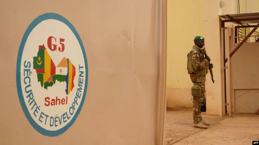 Un soldat de l'armée malienne monte la garde devant le poste de commandement de la Force régionale d’Afrique de l'Ouest G5-Sahel, à Sevare, 30 mai 2018. Illustration. © AFP