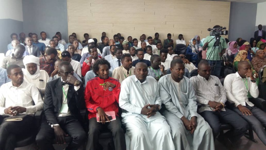 Tchad : 150 jeunes sensibilisés sur l'utilisation rationnelle des réseaux sociaux. © Mahamat Abdramane/Alwihda Info Tchad : 150 jeunes sensibilisés sur l'utilisation rationnelle des réseaux sociaux. © Mahamat Abdramane/Alwihda Info