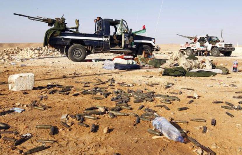 Des combattants du CNT se reposent près de la ville de Bani Walid (Libye), le 17 septembre 2011. — Z.BENSEMRA / REUTERS