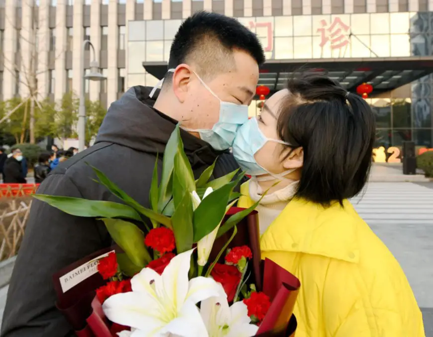 Wang Jianhai (left), attending physician of Xianju Hospital of Traditional Chinese Medicine in Xianju county, east China’s Zhejiang province kisses goodbye to his wife
