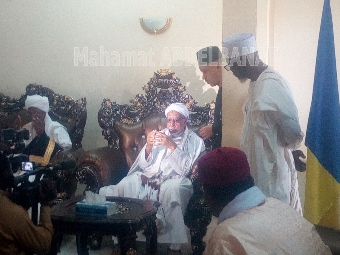 Tchad : le Khalife général de la confrérie Tidjania en visite à Am-Timan. © Mahamat Abdelbanat/Alwihda Info Tchad : le Khalife général de la confrérie Tidjania en visite à Am-Timan. © Mahamat Abdelbanat/Alwihda Info