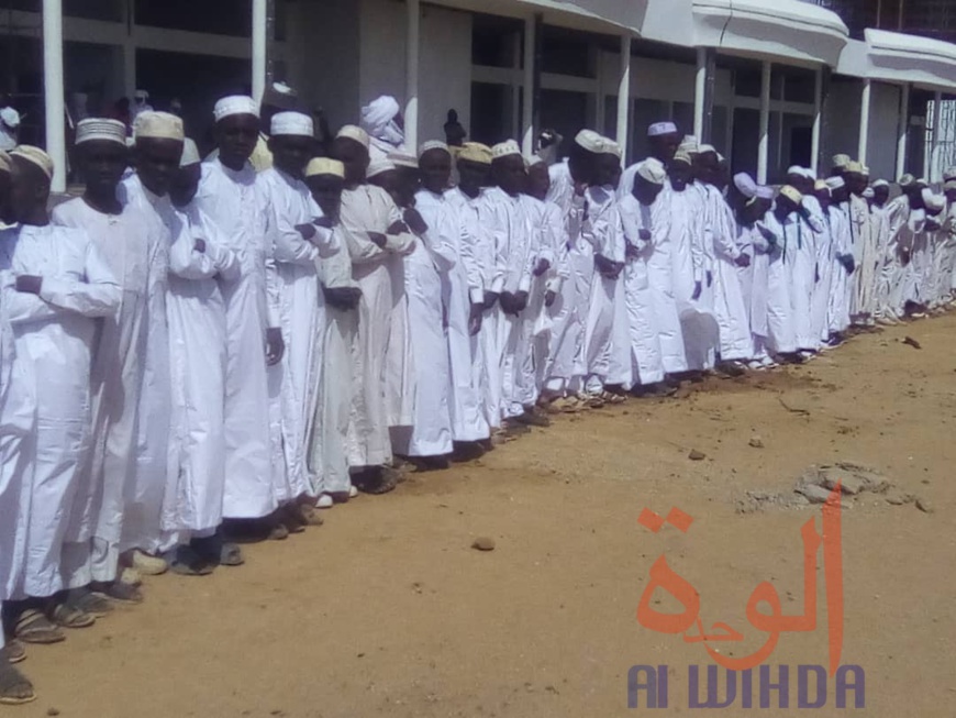 Tchad : le khalife général de la confrérie Tidjania accueilli à Am Djarass. © Alwihda Info Tchad : le khalife général de la confrérie Tidjania accueilli à Am Djarass. © Alwihda Info