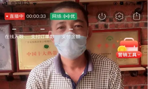Hua Zhilong, a farmer from Xuwen county in Zhanjiang, South China’s Guangdong Province, sells pineapples via live streaming.