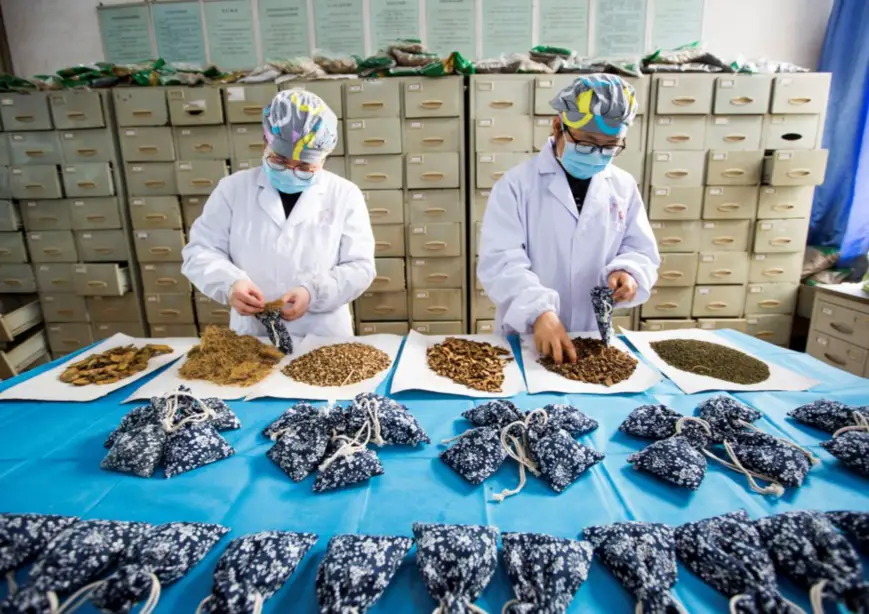 On Feb.24, 2020, pharmacy workers of a traditional Chinese medicine (TCM) hospital in Duchang county, Jiujiang, east China’s Jiangxi province make sachets for aromatherapy. To combat the novel coronavirus pneumonia, Duchang county gives play to its advantages in TCM, recommending TCM prescriptions, promoting TCM treatment and distributing free sachets to local residents. (Photo by Fu Jianbin, People’s Daily Online)