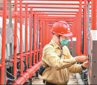 A maintainer at the coal-fired power plant in Java, Indonesia operated by Guohua Power under China Energy Investment Corporation checks the coal handling system. (Photo courtesy of Guohua Power) A maintainer at the coal-fired power plant in Java, Indonesia operated by Guohua Power under China Energy Investment Corporation checks the coal handling system. (Photo courtesy of Guohua Power)