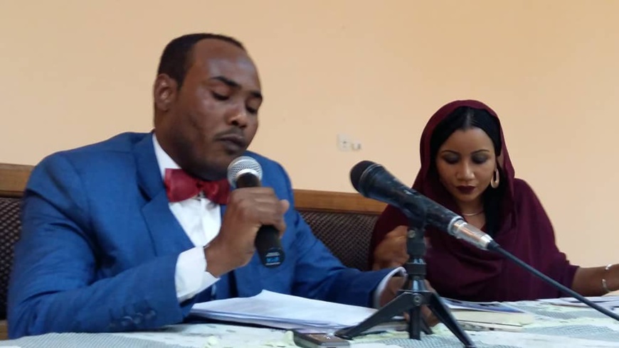 Tchad : "une couleur de plus dans un arc-en-ciel", la plume de Achaïr Yaya. © Mahamat Abdramane Ali Kitire/Alwihda Info Tchad : "une couleur de plus dans un arc-en-ciel", la plume de Achaïr Yaya. © Mahamat Abdramane Ali Kitire/Alwihda Info