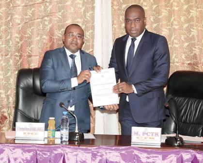 Le directeur général de l’ENAM, Bertrand Pierre Soumbou Angoula (à gauche) et Martial Valery Zang (à droite), le président de la Commission technique de réhabilitation (CTR).