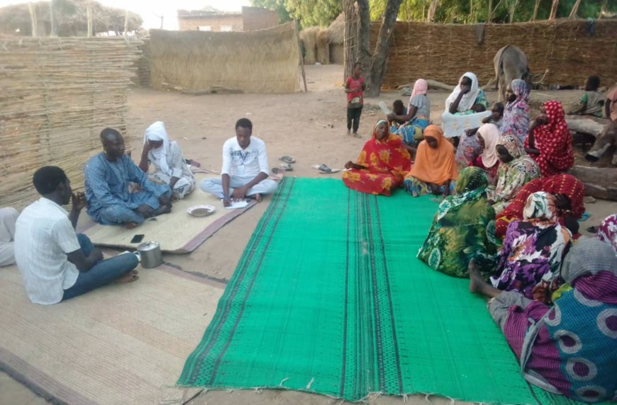Tchad : au Guéra, des villageois sensibilisés sur la coupe abusive des arbres. © Adam Ibrahim/Alwihda Info Tchad : au Guéra, des villageois sensibilisés sur la coupe abusive des arbres. © Adam Ibrahim/Alwihda Info