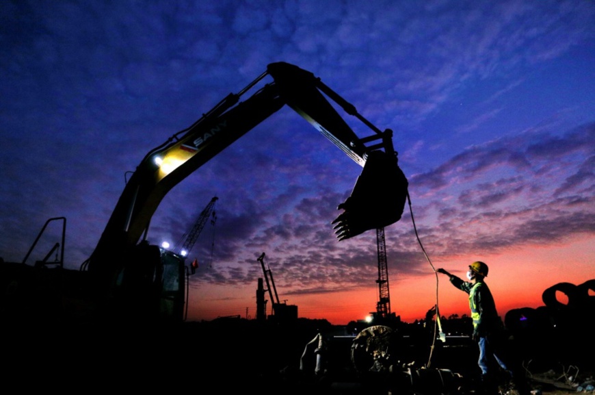 Constructors are working on a site of a commercial complex in Jianghai district, Jiangmen in the southern part of Guangdong province, Feb. 23. Photo by Huang Jimin, People’s Daily