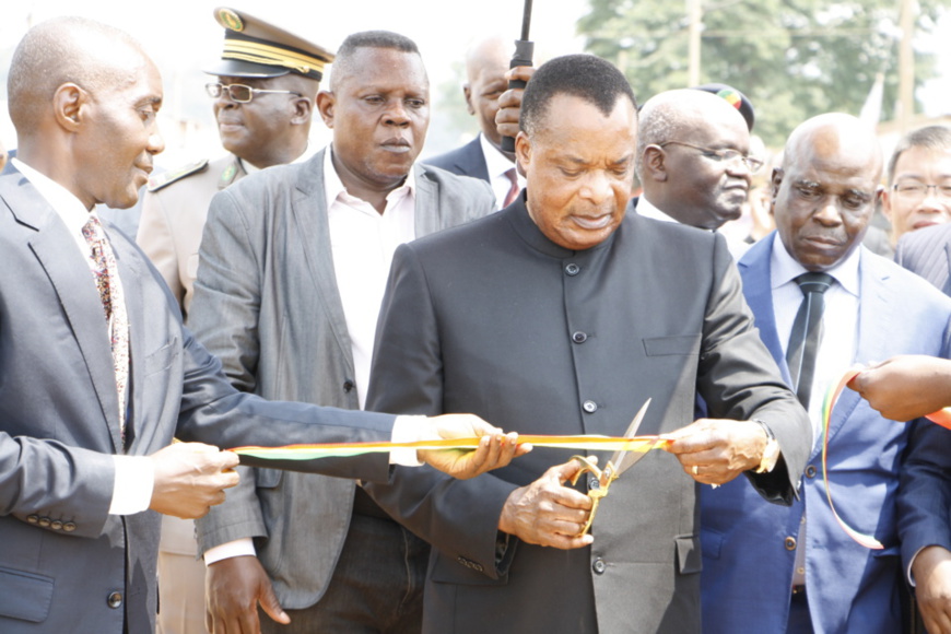 Coupure du ruban ouvrant la route à la circulation Coupure du ruban ouvrant la route à la circulation