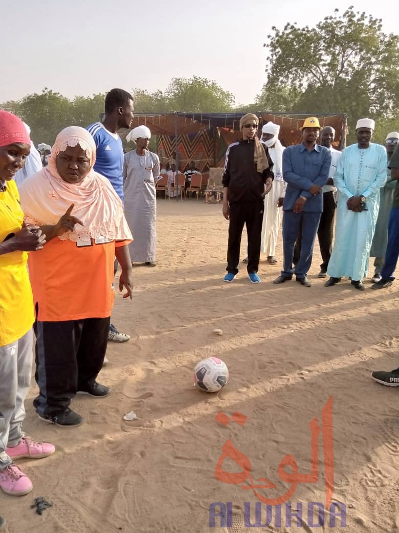 Tchad : à Ati, hommes et femmes s'affrontent dans un match de foot. © Hassan Djidda Hassan Tchad : à Ati, hommes et femmes s'affrontent dans un match de foot. © Hassan Djidda Hassan
