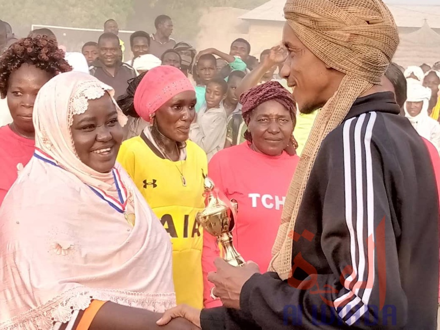 Tchad : à Ati, hommes et femmes s'affrontent dans un match de foot. © Hassan Djidda Hassan Tchad : à Ati, hommes et femmes s'affrontent dans un match de foot. © Hassan Djidda Hassan