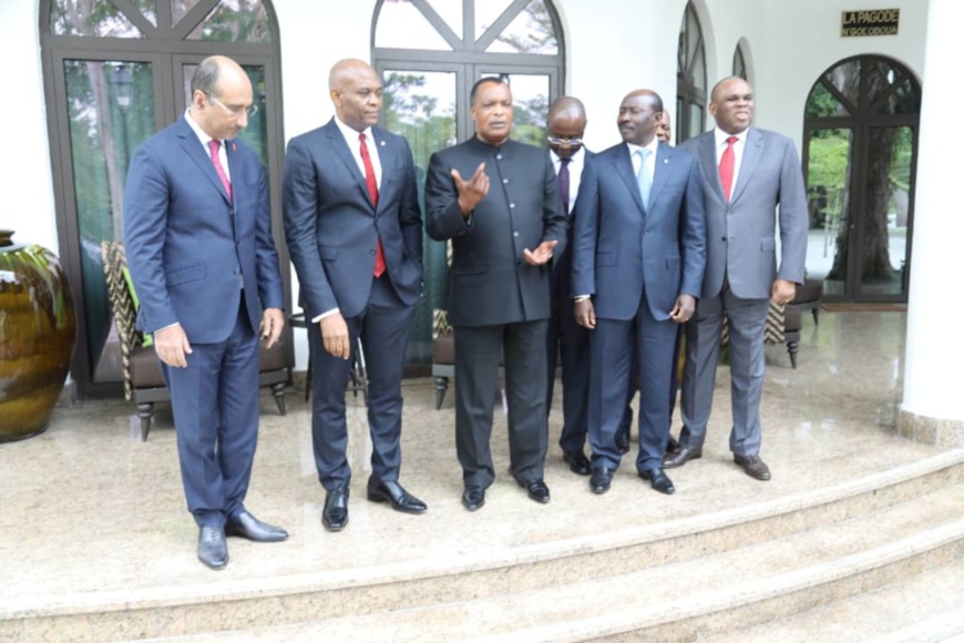 Denis Sassou N'Guesso posant avec le groupe des Banquiers Denis Sassou N'Guesso posant avec le groupe des Banquiers