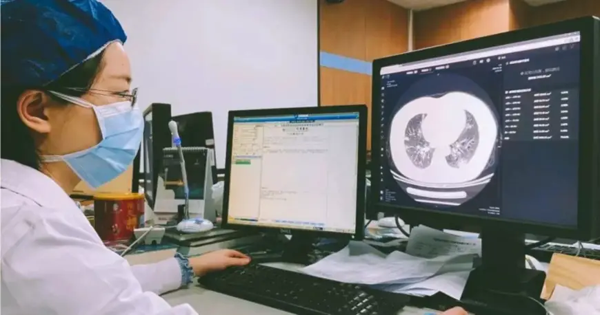 Doctors check the CT image of a patient's lungs at Tongji Hospital in Wuhan, capital of central China's Hubei Province. (Photo from infervision.com)