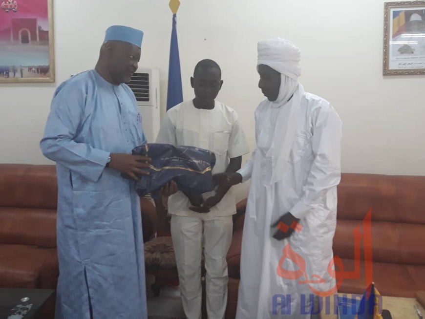 Tchad : l'ambassadeur du Nigeria en visite au Ouaddaï. © Alwihda Info Tchad : l'ambassadeur du Nigeria en visite au Ouaddaï. © Alwihda Info