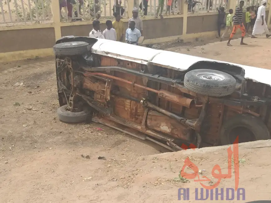 Tchad : un véhicule se renverse en pleine circulation à Abéché. © Hamid Mahamat Issa/Alwihda Info