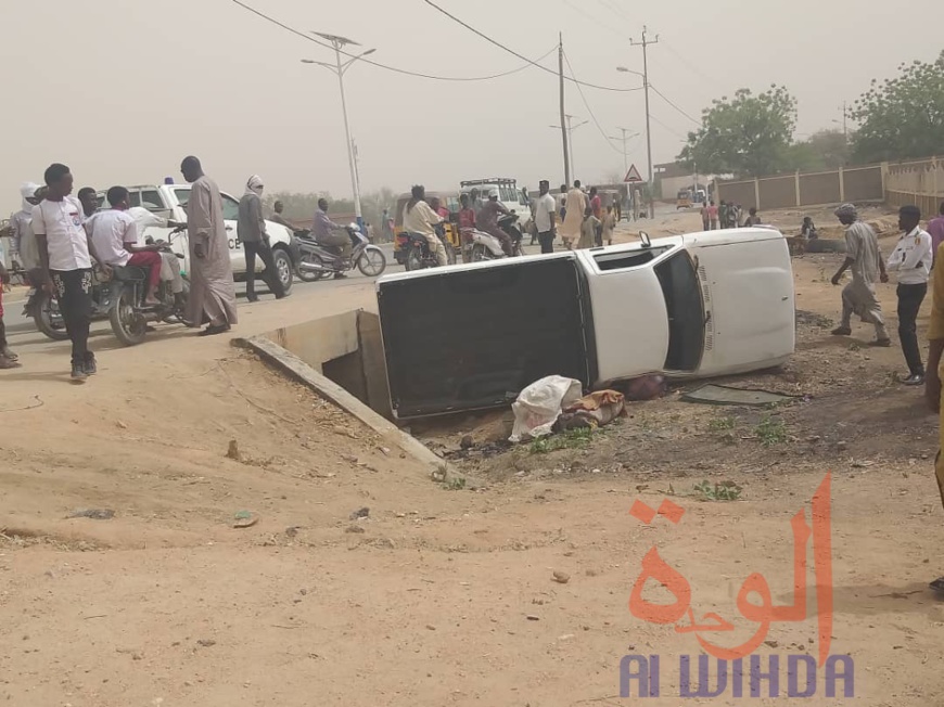 Tchad : un véhicule se renverse en pleine circulation à Abéché. © Hamid Mahamat Issa/Alwihda Info Tchad : un véhicule se renverse en pleine circulation à Abéché. © Hamid Mahamat Issa/Alwihda Info