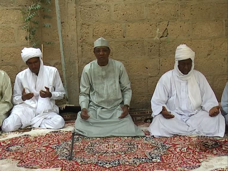 Tchad : Déby s'est rendu au domicile familial de Bintou Malloum pour présenter ses condoléances. © PR