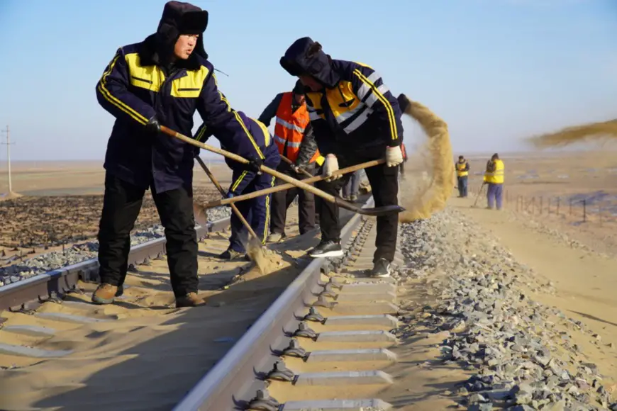 Desertification control staff clear sand off the tracks on the Linhai–Ceke railway in Alashan League, north China’s Inner Mongolia Autonomous Region, Jan.15, 2020. Tang Zhe/People’s Daily Online