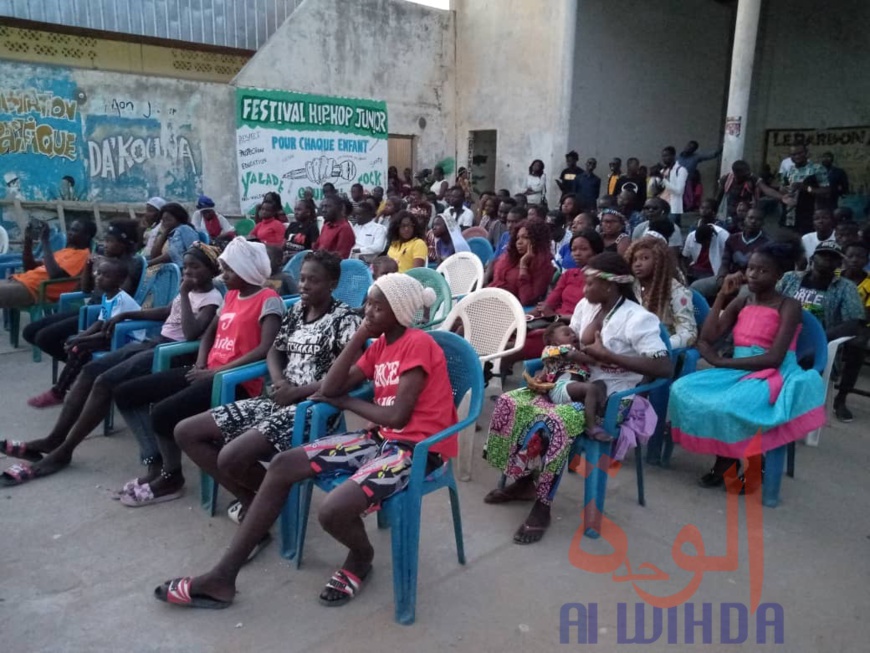 Tchad : à N'Djamena, le concert ‘’Slam 4 Awin’’ fait honneur à la femme. © Kelvin Mendig-lembaye/Alwihda Info Tchad : à N'Djamena, le concert ‘’Slam 4 Awin’’ fait honneur à la femme. © Kelvin Mendig-lembaye/Alwihda Info