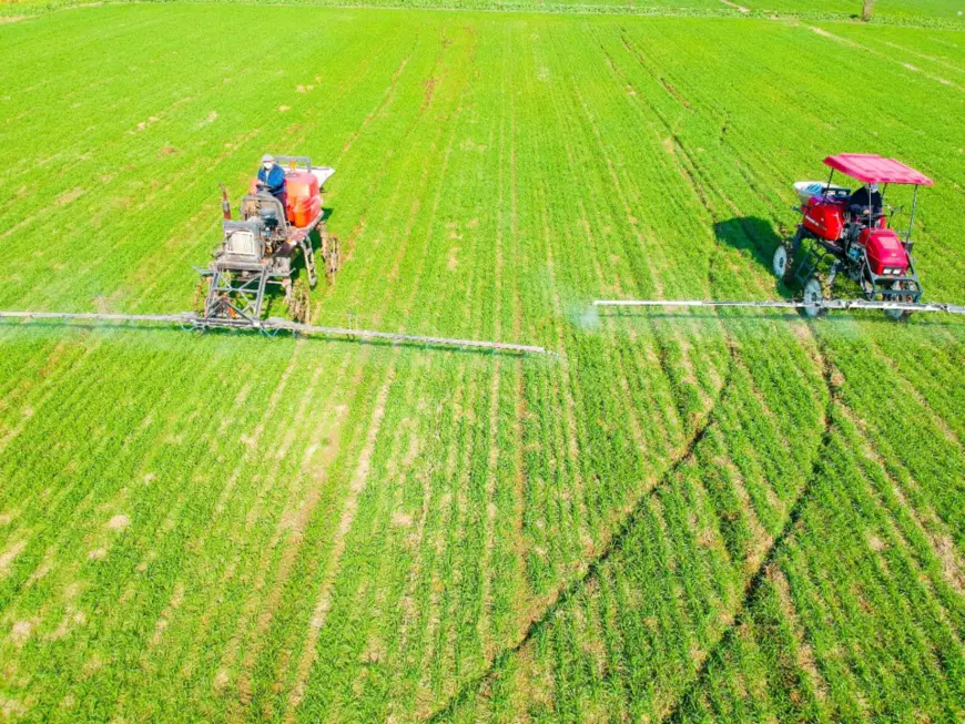 Sprayers designed for small-size fields are widely used in Rugao, Jiangsu Province, as the plowing and sowing season started. Photo by Xu Hui/People’s Daily