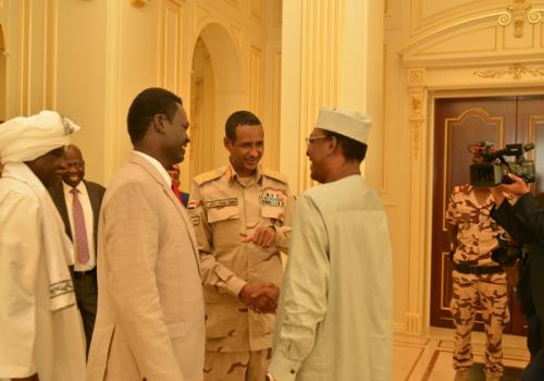 Le général Mahamat Hamdane Dagalo lors d'une rencontre avec le président Idriss Déby à N'Djamena, fin 2019. Illustration. © PR Le général Mahamat Hamdane Dagalo lors d'une rencontre avec le président Idriss Déby à N'Djamena, fin 2019. Illustration. © PR