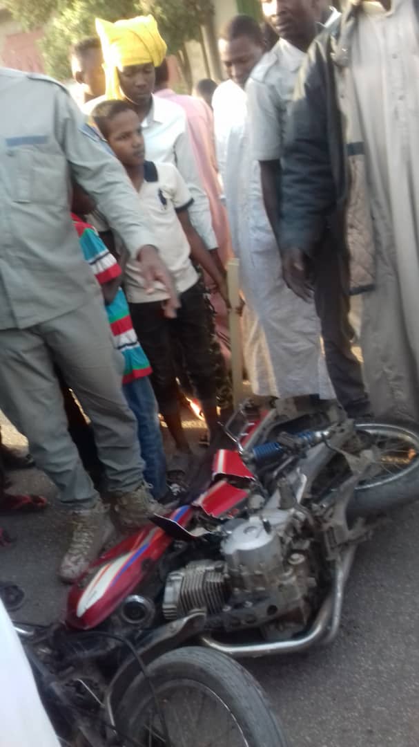 N'Djamena : 2 blessés après un accident entre une voiture de police et une moto. © Alwihda Info N'Djamena : 2 blessés après un accident entre une voiture de police et une moto. © Alwihda Info