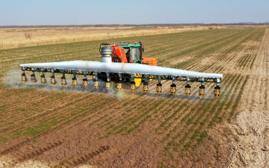 A large farm sprayer is sprinkling herbicide in Liubao township, Wudi county, Shandong province in east China, March 5, 2020. (Photo by Chen Ziqing, People’s Daily Online)