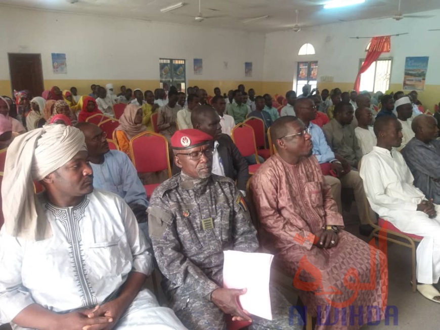 Tchad : une conférence-débat sur les perspectives d'avenir du Dar Ouaddaï. © Alwihda Info Tchad : une conférence-débat sur les perspectives d'avenir du Dar Ouaddaï. © Alwihda Info