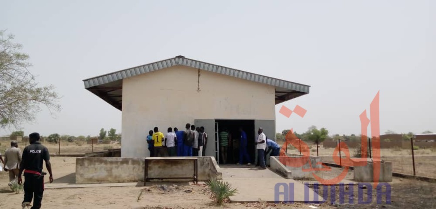 Tchad : le gouverneur de Laï en tournée dans les établissements. © Éric Guedi/Alwihda Info Tchad : le gouverneur de Laï en tournée dans les établissements. © Éric Guedi/Alwihda Info