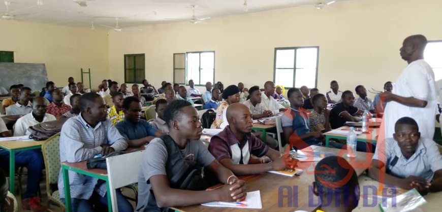 Tchad : le gouverneur de Laï en tournée dans les établissements. © Éric Guedi/Alwihda Info Tchad : le gouverneur de Laï en tournée dans les établissements. © Éric Guedi/Alwihda Info
