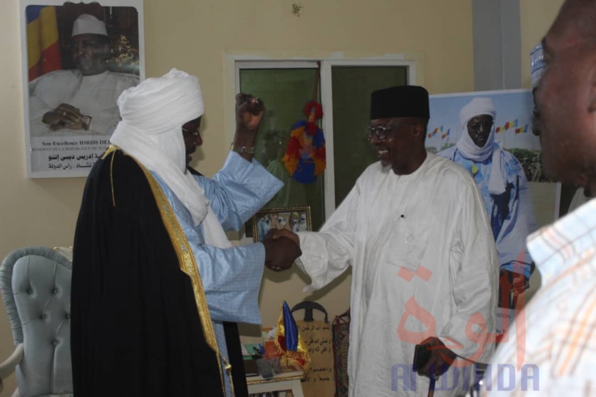 Tchad : la délégation de Ahmat Bachir à Abéché pour l'intronisation du sultan du Ouaddaï. © Alwihda Info Tchad : la délégation de Ahmat Bachir à Abéché pour l'intronisation du sultan du Ouaddaï. © Alwihda Info