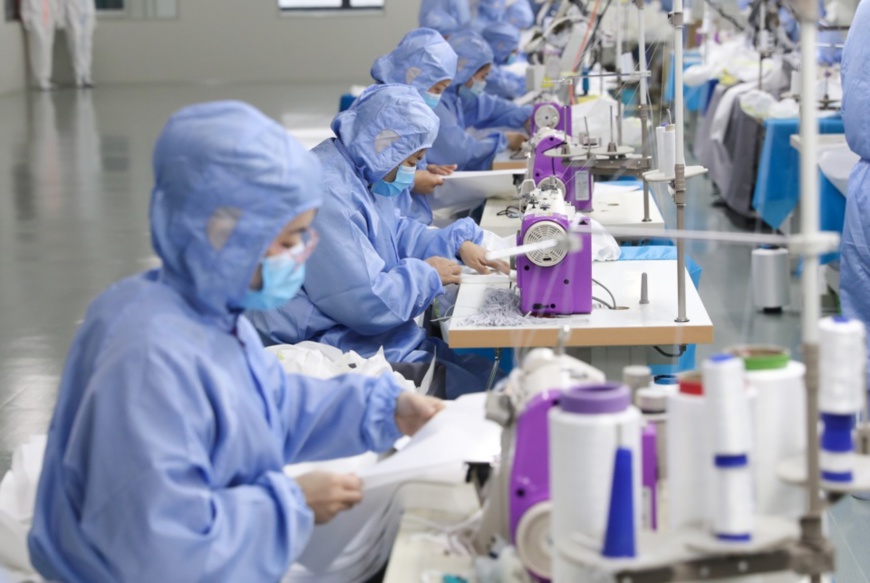 On March 4, 2020, in the purification production workshop of Zhejiang Topsun Group Co., Ltd., workers were making medical disposable protective clothing. (Wang Zheng/People’s Daily online) On March 4, 2020, in the purification production workshop of Zhejiang Topsun Group Co., Ltd., workers were making medical disposable protective clothing. (Wang Zheng/People’s Daily online)