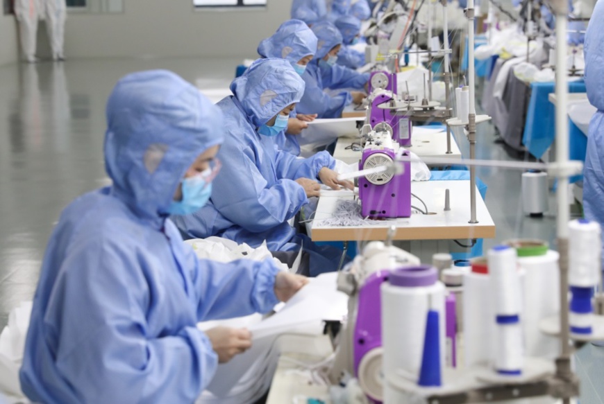 On March 4, 2020, in the purification production workshop of Zhejiang Topsun Group Co., Ltd., workers were making medical disposable protective clothing. (Wang Zheng/People’s Daily online)