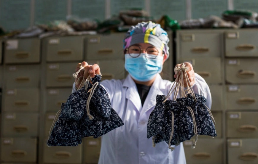 On Feb.24, 2020, pharmacy workers of a traditional Chinese medicine (TCM) hospital in Duchang county, Jiujiang, east China’s Jiangxi province fill prescriptions. (Photo by Fu Jianbin, People’s Daily Online)