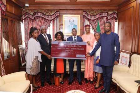 Le ministre de la Santé publique, le Dr Manaouda Malachie (au centre en costume), avec à gauche, Mme Grâce Vouillon-Ondo, directeur de la Communication de PROMETAL. Le ministre de la Santé publique, le Dr Manaouda Malachie (au centre en costume), avec à gauche, Mme Grâce Vouillon-Ondo, directeur de la Communication de PROMETAL.